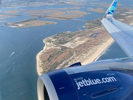 Blick aus dem Fenster eines Airbus A321 LR von Jetblue: Bald auch ab Genf unterwegs?