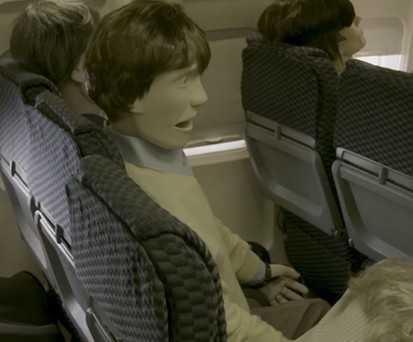 Unheimliche Puppen sitzen in Virgins Video. Mehr passiert eigentlich nicht.