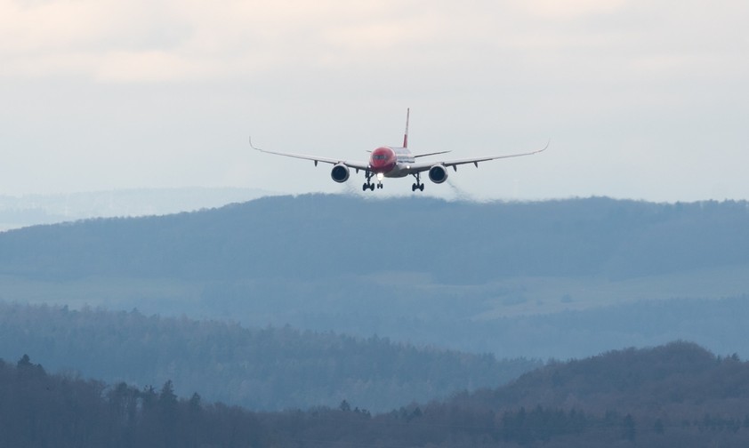 Der erste Airbus A350 von Edelweiss im Landeanflug ...