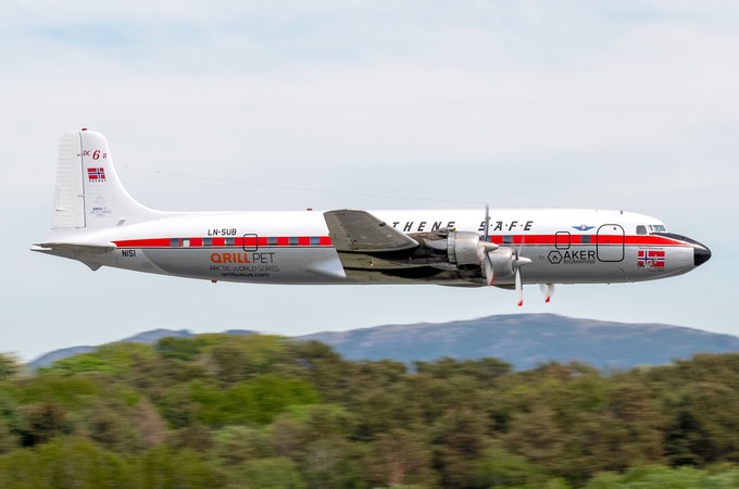 Alt, aber sehenwert – die DC-6 beim Low-Approach in Bergen.