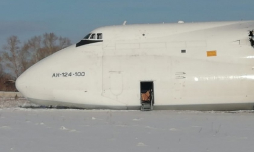 Kurz nach der Notlandung: Schäden am Rumpf (rechts).
