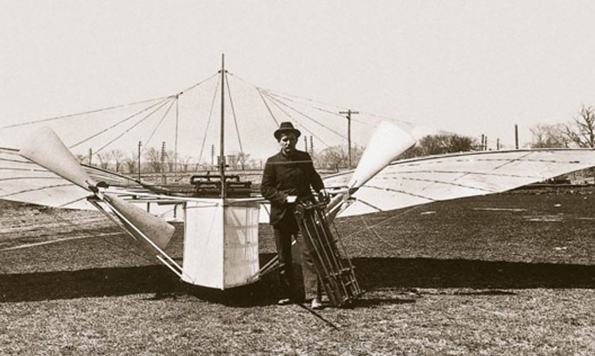 Gustav Weißkopf vor einem seiner Flieger: Bis heute ist die Frage nicht geklärt, ob nicht der Deutsche vor den Brüder Wright den ersten motorisierten Flug durchführte.