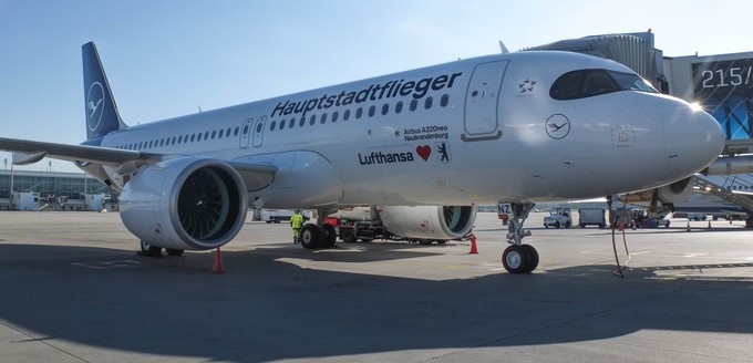 Lufthansas Airbus A320 Neo mit dem Kennzeichen D-AINZ und Spezialbeklebung in der Münchner Sonne: Der Jet ...