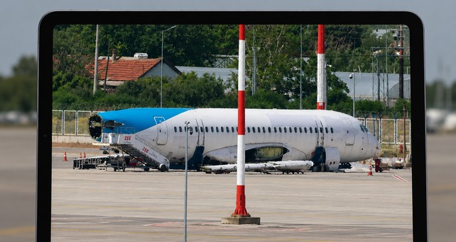 Superjet 100 von Azimuth Airlines wird zerlegt: Das Flugzeug steht seit einem Triebwerksbrand im November 2024 am Flughafen Antalya.