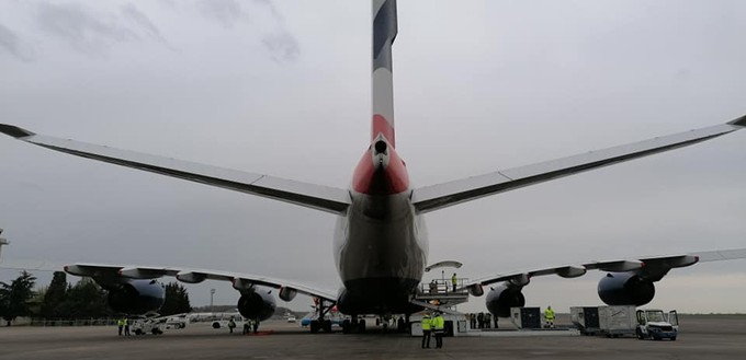 ... an den Flughafen im Zentrum Frankreichs überführt.