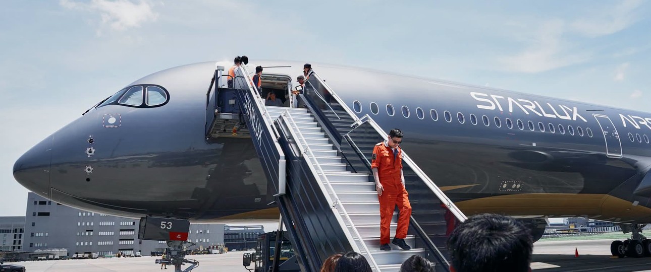 Angekommen: Starlux-Chef Chang Kuo-wei steigt aus dem neuen Airbus A350-1000.