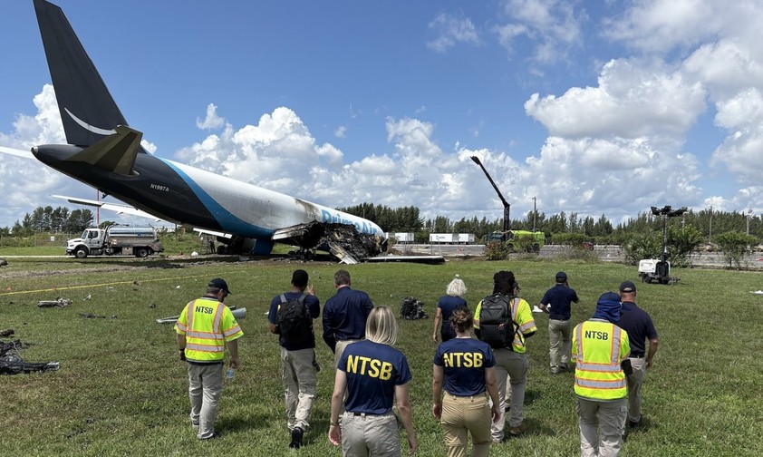 Ermittlerinnen und Ermittler des NTSB auf dem Weg zum Wrack: Sie werten nun alle verfügbaren Daten aus.