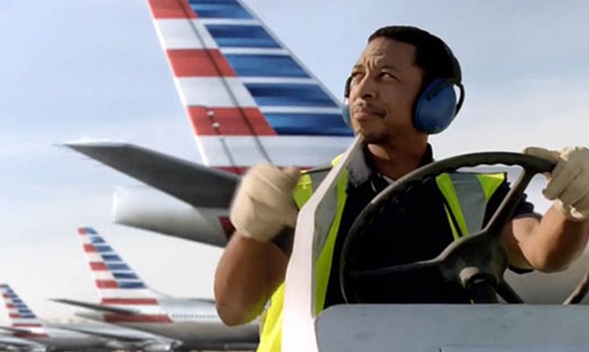 Bodenmitarbeiter vor Jets von American Airlines: Ob die Fluggesellschaft  A350 erhält, ist unklar.