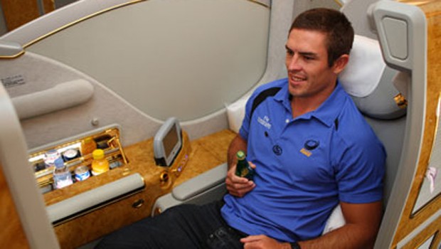 Einige Airlines wie Emirates bieten ihren Gästen eine persönliche Bar - da muss man nicht erst auf die Stewardess warten.