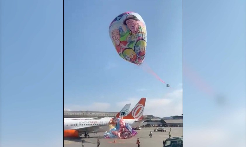 Ballon landet auf Boeing 737