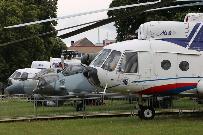 Hubschrauber und Kampfjets im Museum Kbley.