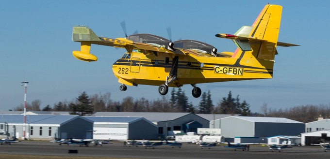 Der Flieger ist ein Umbau der CL 215, unter anderem mit neuen Triebwerken und neuer Avionik.