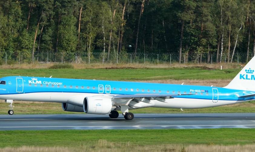 Eine Embraer E195-E2 von KLM am Flughafen Nürnberg: Die Niederländer verbinden Nürnberg mit Amsterdam bis zu viermal am Tag.