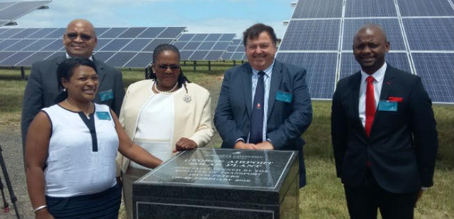 Verkehrsministerin Elizabeth Dipuo Peters (Dritte von rechts): Stolz auf die Solaranlage am George Airport.