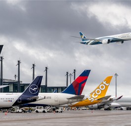 Jets verschiedener Airlines am BER und eine Boeing 787 von Oman Air in der Luft: Künftig auch im Flugplan?