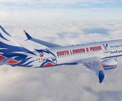 So sieht die Boeing 737 im Crystal Palace-Design aus: Der Ferienflieger wirbt für den Fußballverein.