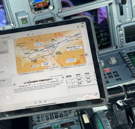 Tablet, hier in einem Eurowings-Cockpit: Gehört für viel Pilotinnen und Piloten zur Ausstattung.