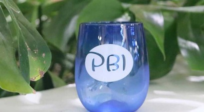 Glas vom mit dem Airportkürzel PBI: Mit der Umbenennung in Donald J. Trump Airport verliert der Airport auch das Kürzel PBI.