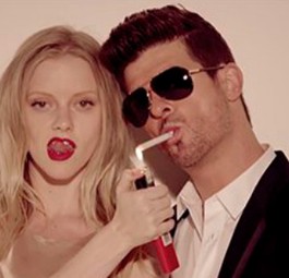 Wer bei American Airlines beim Boarding oder nach der Landung im Flugzeug wartete, musste sich mit Piano-Pop zufrieden geben. Zum Beispiel der Klavierversion von Robin Thickes «Blurred Lines».