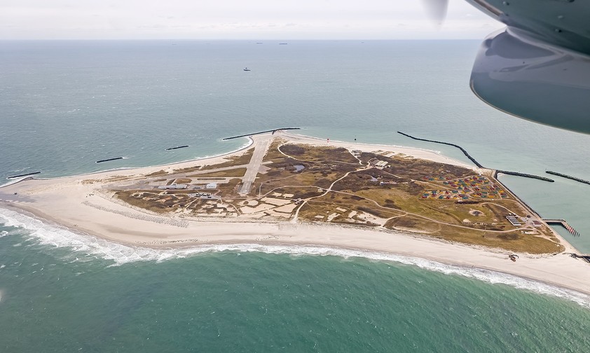 Der Flugplatz mit drei kurzen Pisten liegt auf Helgoland-Düne.