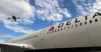 Flugzeug von Delta Air Lines und Drohne: Wartung soll schneller funktionieren.