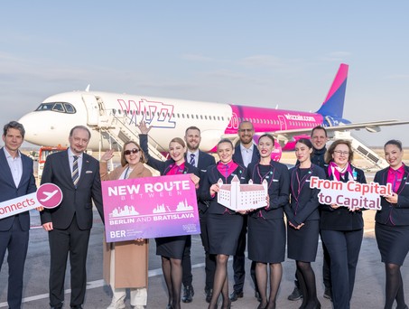 Wizz Air mit neuer Strecke ab Berlin: Airline-Mitarbeitende und Vertretende des Flughafens freuen sich über die neue Strecke.