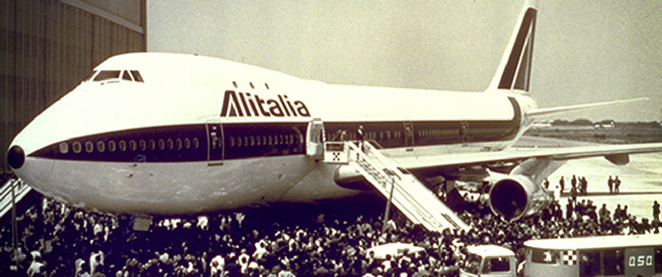 ... dreifarbiges A ersetzte den geflügelten Pfeil. 1970 nahm Alitalia die Boeing 747 in die Flotte auf. Als erste europäische Fluggesellschaft flog sie nur mit Jets.