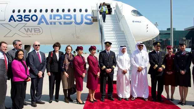 Auf seinem Weg nach Singapur machte der A350 kurz in Katar Halt. Qatar Airways ist mit achtzig Stück Großabnehmerin des neuen Langstreckenflugzeuges von Airbus. An der Singapore Air Show wird der A350 XWB erstmals einer breiten Öffentlichkeit präsentiert.