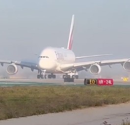 Dieser A380 verschwindet nach dem Start komplett