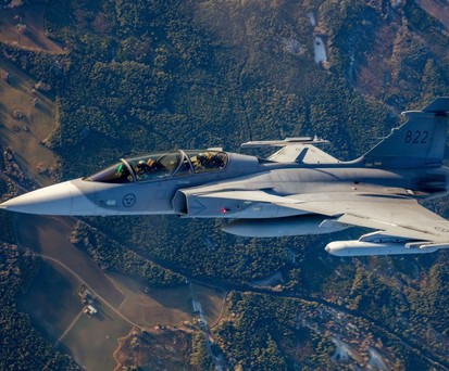 Saab Gripen mIt Arexis-EAJP. Die Abkürzung steht für Electronic Attack Jammer Pod.