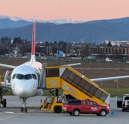 Der Airbus A220 von Swiss in Graz: Das Triebwerk wird demontiert.