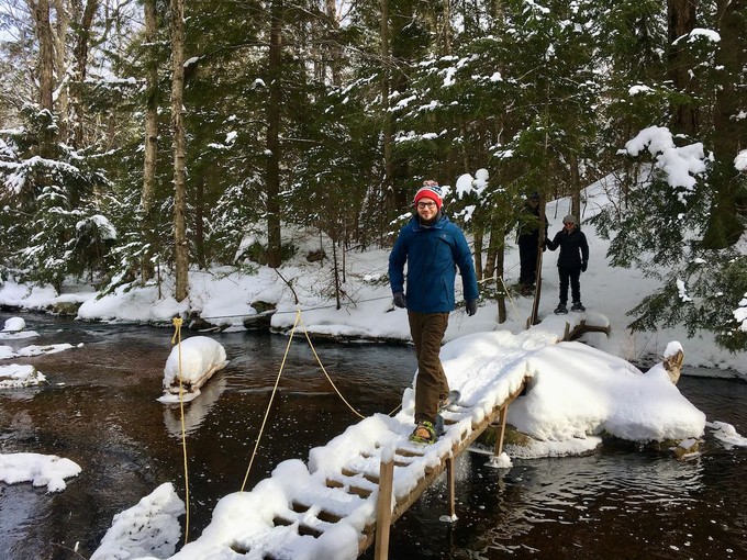 Mal geht es durch den Wald, mal über Bäche