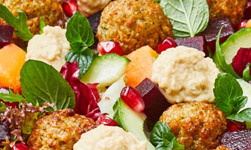 Falafel-Tahini-Salat: Ist nun in Lufthansas Economy Class auf Europaflügen zu kaufen. Über das Business-Class-Konzept verrät die Fluglinie noch nicht viel.