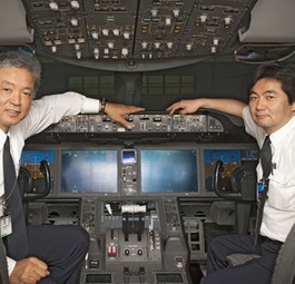 ANA-Piloten im Dreamliner-Cockpit: Das Training dauert länger als gedacht.