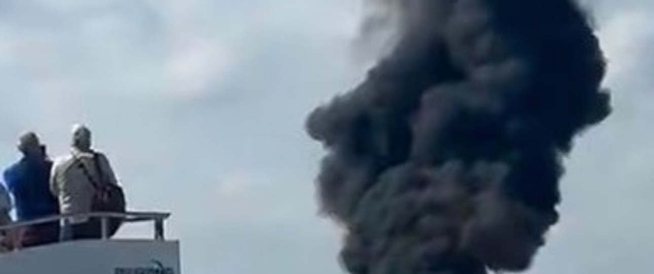 Eine große Rauchwolke steigt nach dem Unglück auf: Absturz in London Southend.