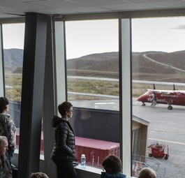 Reisende am Flughafen Kangerlussuaq: Gewisse Anschlussflüge könnten ausfallen..