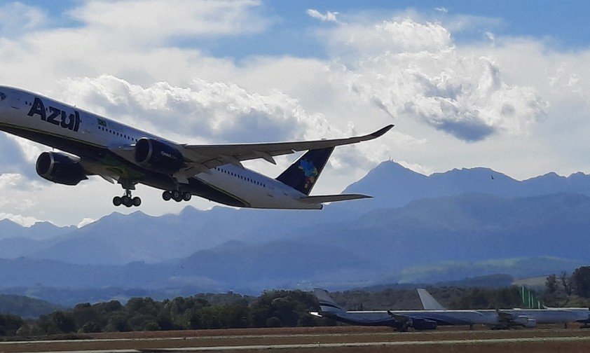 Der Airbus A350 von Azul verlässt Tarbes: 334 Reisende finden darin Platz.