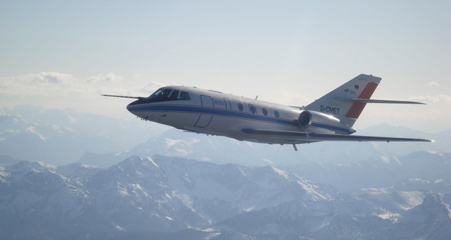 Falcon 20E der DLR im Flug: das DLR hat zusammen mit Tuifly Flugrouten getestet, die die Entstehung von Kondensstreifen vermeiden.