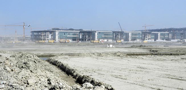 Neben dem Tower ist das Zentralterminal im Herbst das augenfälligste Bauwerk.