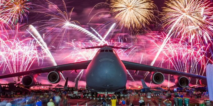 Das Militär und spektakuläre Flugshows sind fester Bestandteil der EAA Air Venture Oshkosh.