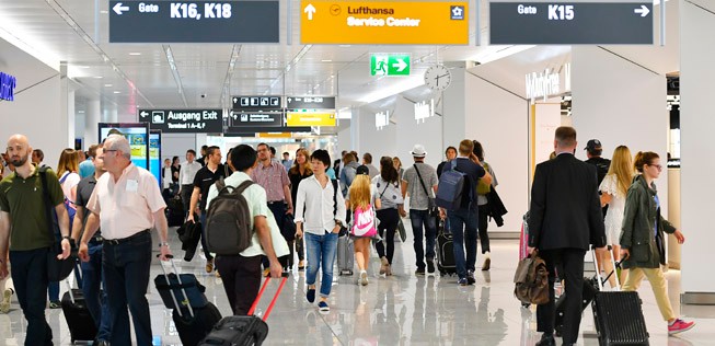 Nach Eröffnung musste der Flughafen noch Anpassungen bei Beschilderung und Wegeführung vornehmen.