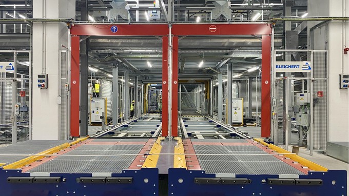 Links gehen die Paletten rein ins Lager, rechts kommen sie heraus.