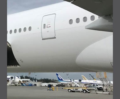 Tür 4 einer Boeing 777-300 ER: Die Schwelle liegt rund fünf Meter über dem Boden.