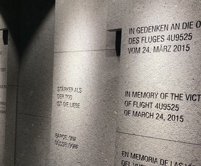 Gedenktafel am Flughafen Düsseldorf: «Stärker als der Tod ist die Liebe». 