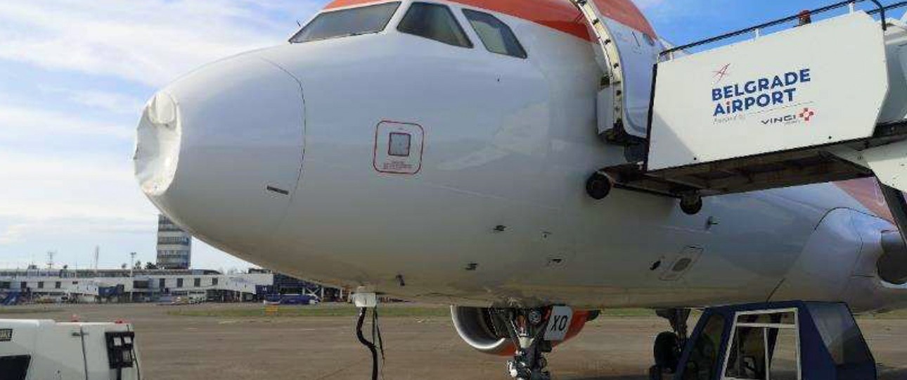 Der Airbus A320 von Easyjet nach der Landung in Belgrad: Deutliche Delle.