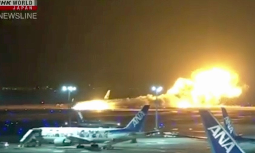 Airbus A350 von Japan Airlines stößt auf Piste mit Dash 8 zusammen