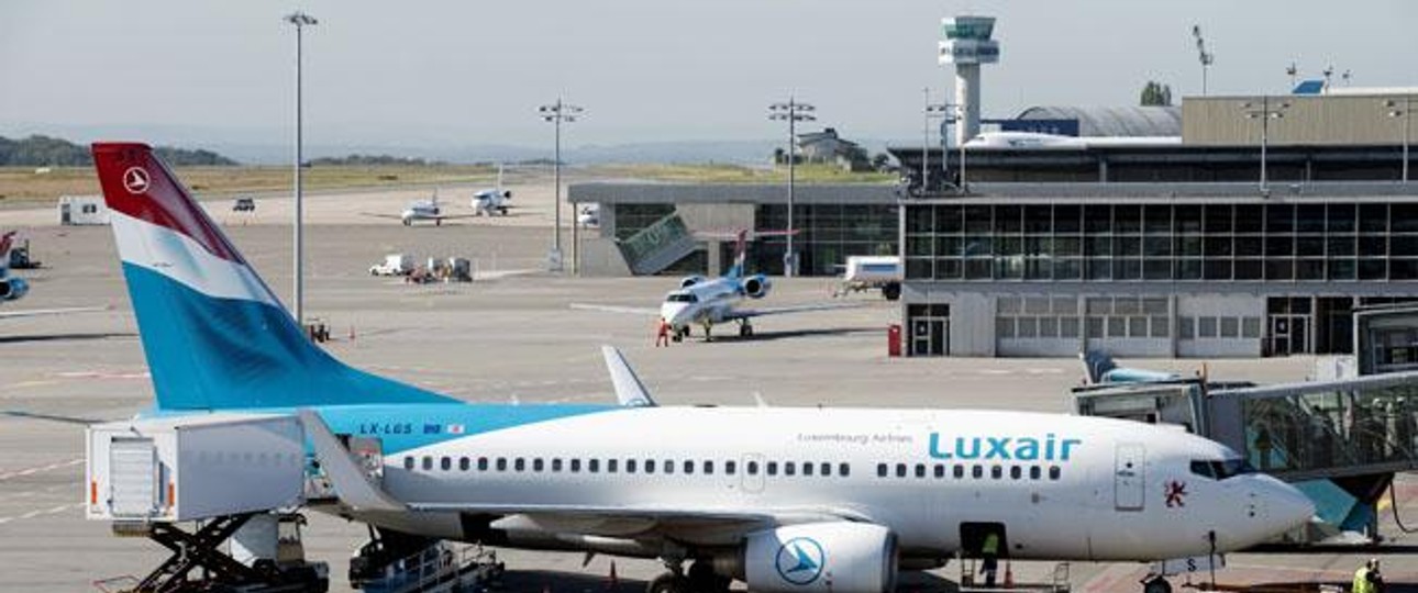Boeing 737 von Luxair am Flughafen Luxemburg: Die Heimairline kann noch zwei Monate länger ohne Konkurrenz durch Ryanair operieren.
