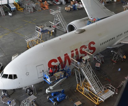Beklebung der Boeing 777-300 ER von Swiss mit der Aero-Shark-Folie: Insgesamt ...