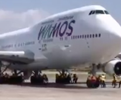 Kräftige Männer ersetzen Schleppfahrzeug