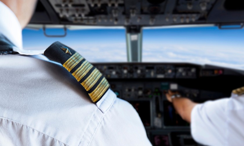 Piloten in einem Cockpit: In den USA steht ein Fake-Pilot vor Gericht.